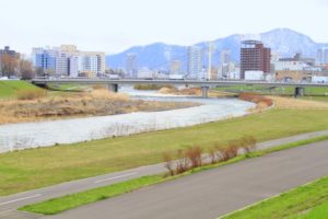 北海道札幌市でランニングコースとしても有名な豊平川の河川敷の写真